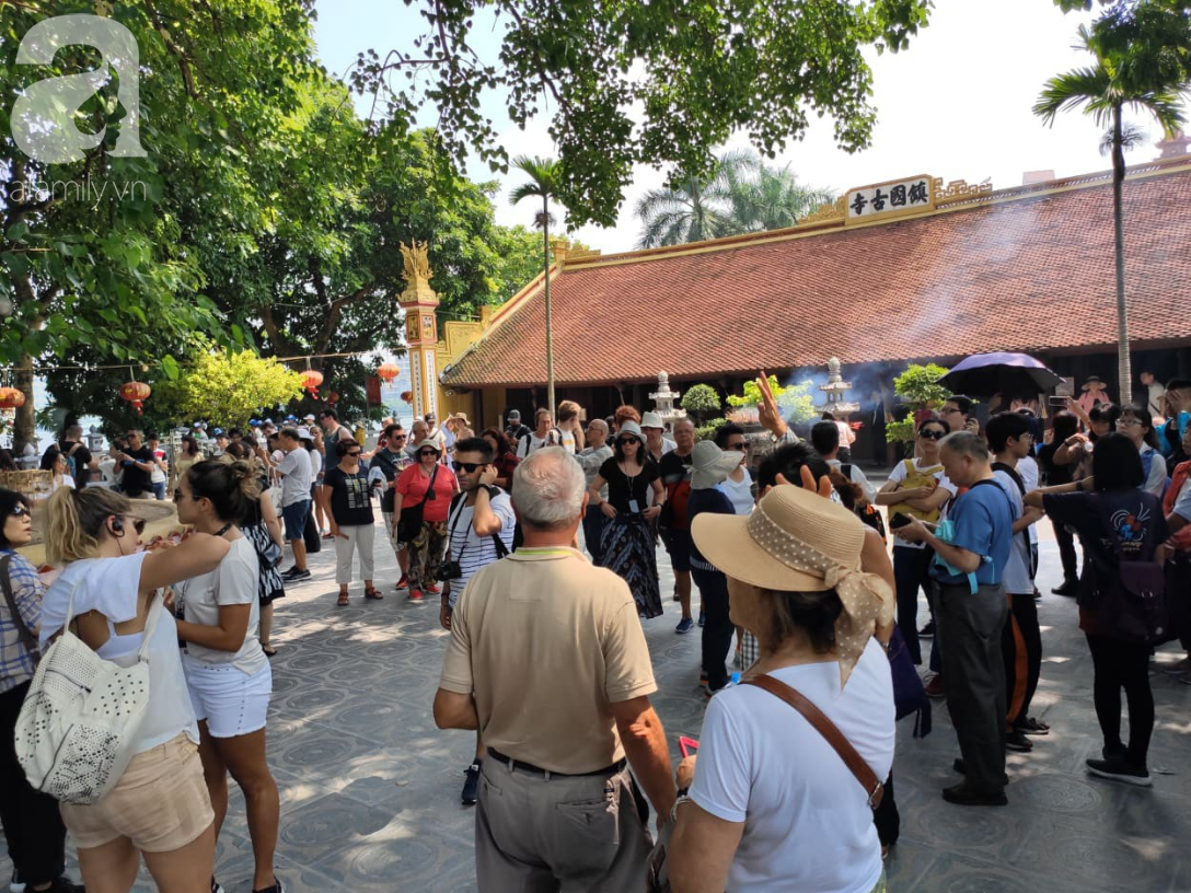 Rằm tháng 7 nhộn nhịp người cầu an tại Thủ đô Hà Nội, mặc cho trời nắng nóng vẫn nườm nượp tới chốn linh thiêng - Ảnh 10.