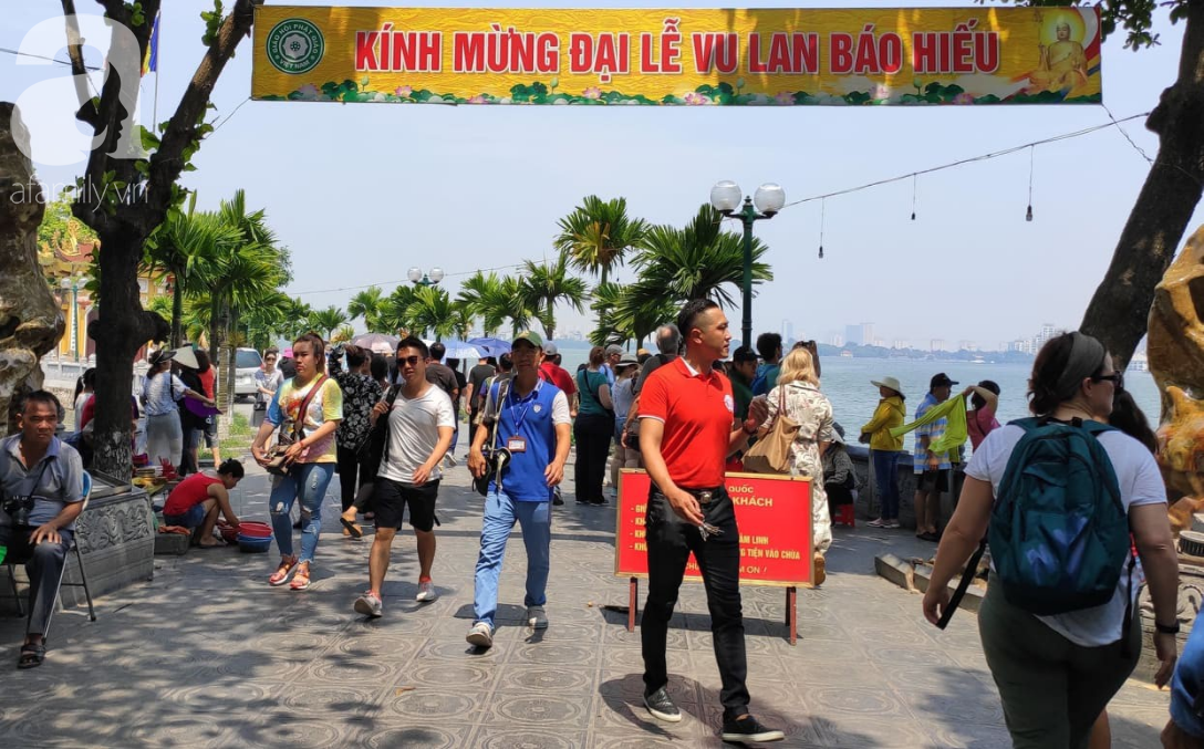 Rằm tháng 7 nhộn nhịp người cầu an tại Thủ đô Hà Nội, mặc cho trời nắng nóng vẫn nườm nượp tới chốn linh thiêng - Ảnh 1.