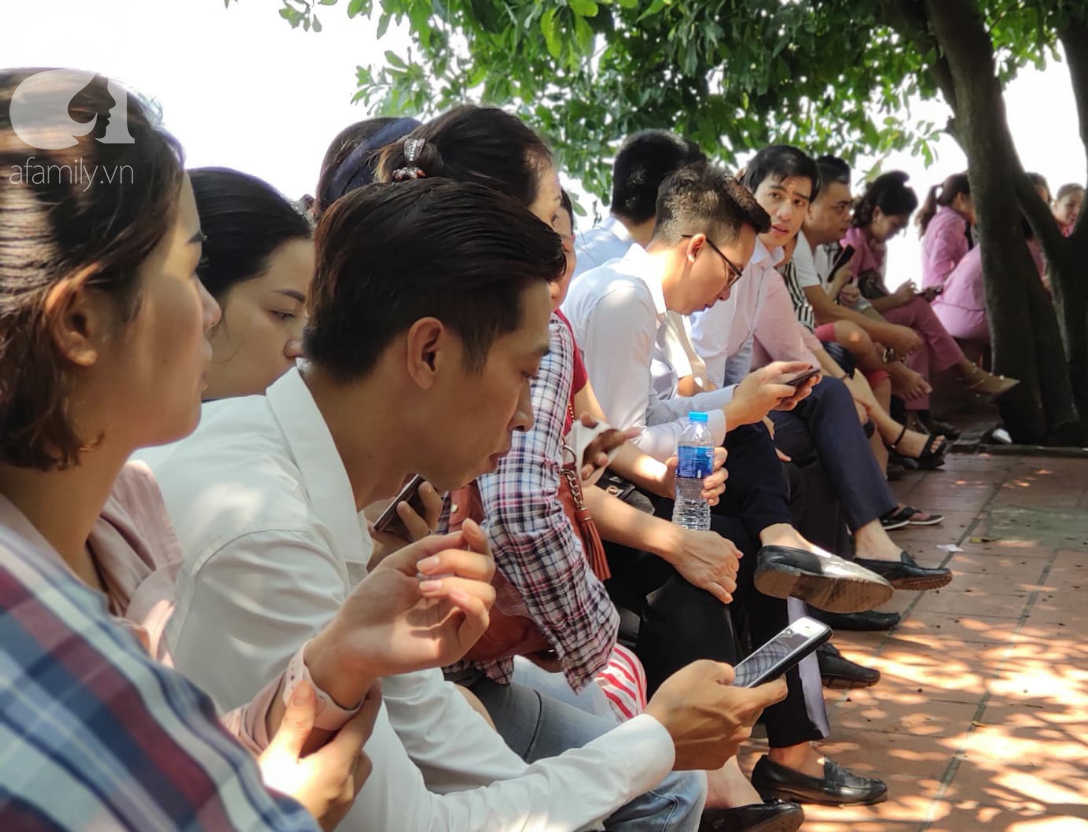 Rằm tháng 7 nhộn nhịp người cầu an tại Thủ đô Hà Nội, mặc cho trời nắng nóng vẫn nườm nượp tới chốn linh thiêng - Ảnh 14.