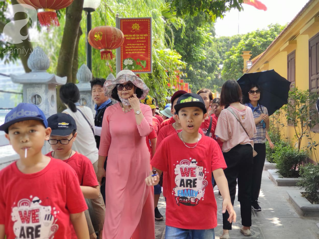 Rằm tháng 7 nhộn nhịp người cầu an tại Thủ đô Hà Nội, mặc cho trời nắng nóng vẫn nườm nượp tới chốn linh thiêng - Ảnh 5.
