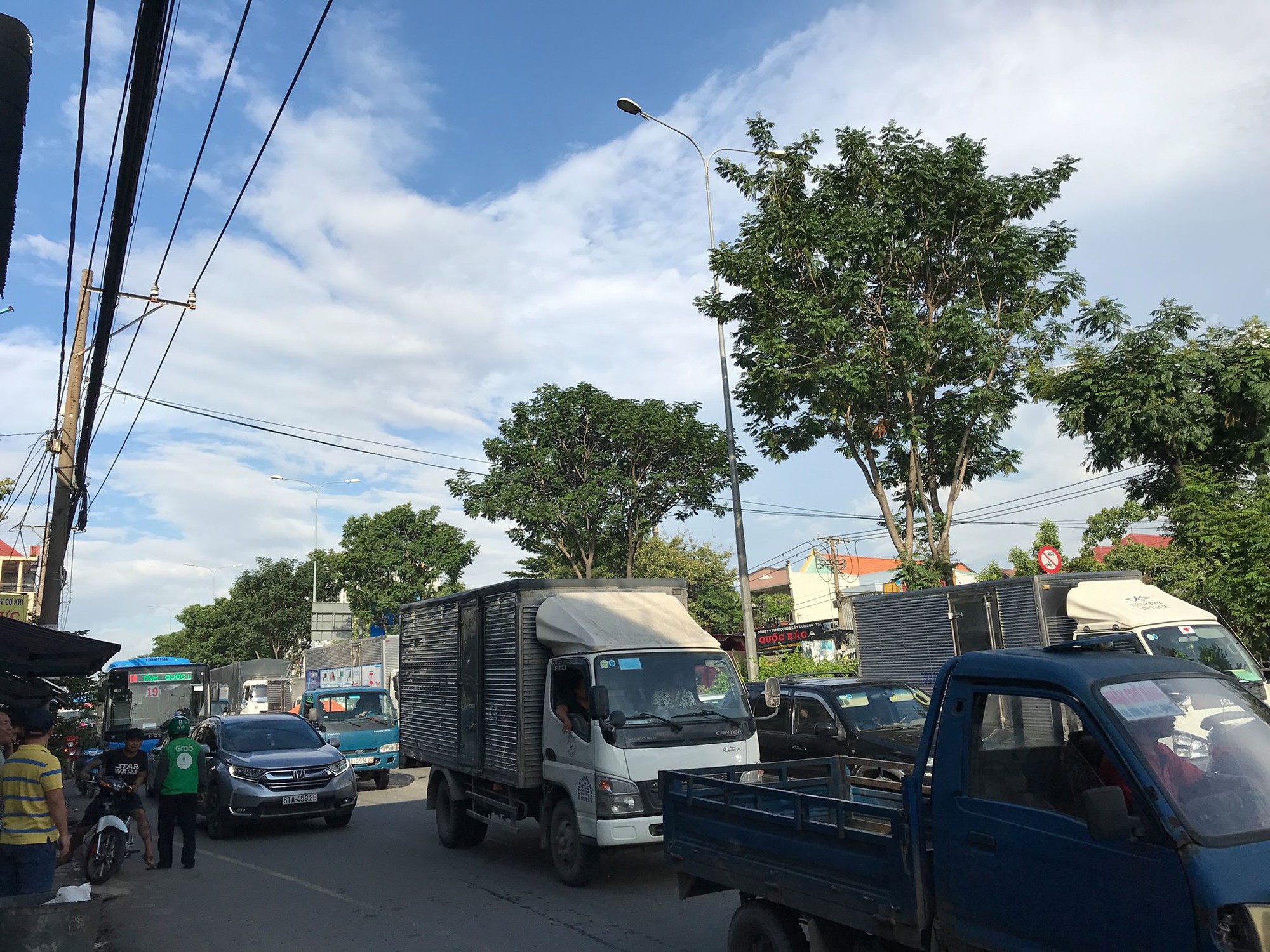 Ô tô Camry "đại náo" quốc lộ, nhiều người tháo chạy - Ảnh 2. Ô tô Camry "đại náo" quốc lộ, nhiều người tháo chạy - Ảnh 2.