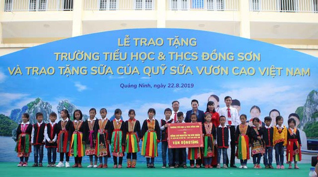 Trẻ em Quảng Ninh đón nhận ngôi trường mới và hơn 71 ngàn ly sữa từ Quỹ sữa Vươn cao Việt Nam - Ảnh 1.