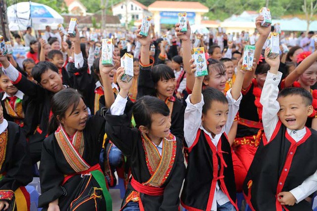Trẻ em Quảng Ninh đón nhận ngôi trường mới và hơn 71 ngàn ly sữa từ Quỹ sữa Vươn cao Việt Nam - Ảnh 4.