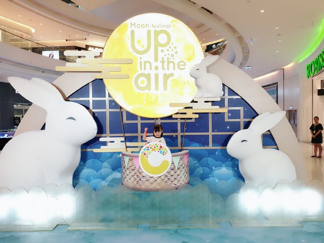 Up in the Air – Vui tết Trung Thu, Trăng gọi sum vầy tại Crescent Mall - Ảnh 2.