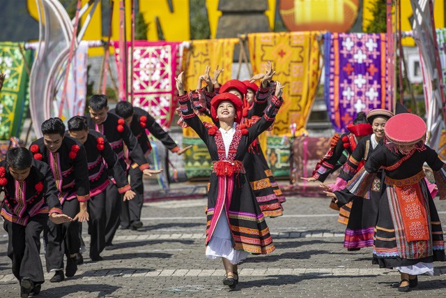 Cận cảnh những trang phục của show diễn Vũ điệu trên mây đang làm mưa làm gió tại Tây Bắc - Ảnh 2.