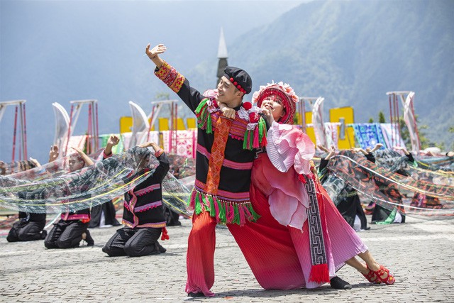 Cận cảnh những trang phục của show diễn Vũ điệu trên mây đang làm mưa làm gió tại Tây Bắc - Ảnh 7.