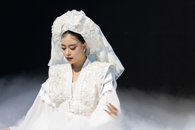 Mặc ĐỘC một bộ đồ v&agrave; trang điểm đ&uacute;ng 1 kiểu, Ho&agrave;ng Th&ugrave;y Linh vẫn đẹp đi&ecirc;n dại trong MV mới - Ảnh 1.