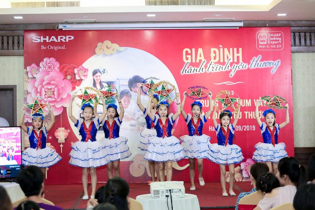 “Trung thu sum vầy - Tràn đầy yêu thương” mang không khí vui vẻ, gắn kết đến các gia đình - Ảnh 1. “Trung thu sum vầy - Tràn đầy yêu thương” mang không khí vui vẻ, gắn kết đến các gia đình - Ảnh 1.