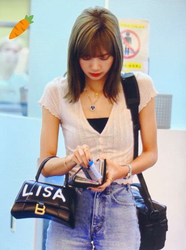 Đu trend nhanh như Ngọc Trinh: Vừa sắm t&uacute;i giống Địch Lệ Nhiệt Ba đ&atilde; độ t&uacute;i độc như Lisa - Ảnh 4.