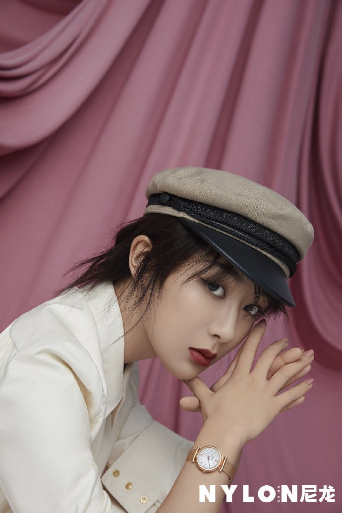 Bị chê quê mùa, Dương Tử đáp trả bằng bộ ảnh đậm phong cách "Ngự tỷ" hút hồn - Ảnh 1. Bị chê quê mùa, Dương Tử đáp trả bằng bộ ảnh đậm phong cách "Ngự tỷ" hút hồn - Ảnh 1.