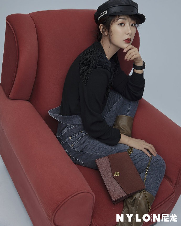 Bị chê quê mùa, Dương Tử đáp trả bằng bộ ảnh đậm phong cách "Ngự tỷ" hút hồn - Ảnh 2. Bị chê quê mùa, Dương Tử đáp trả bằng bộ ảnh đậm phong cách "Ngự tỷ" hút hồn - Ảnh 2.