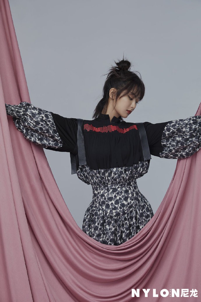 Bị chê quê mùa, Dương Tử đáp trả bằng bộ ảnh đậm phong cách "Ngự tỷ" hút hồn - Ảnh 3. Bị chê quê mùa, Dương Tử đáp trả bằng bộ ảnh đậm phong cách "Ngự tỷ" hút hồn - Ảnh 3.