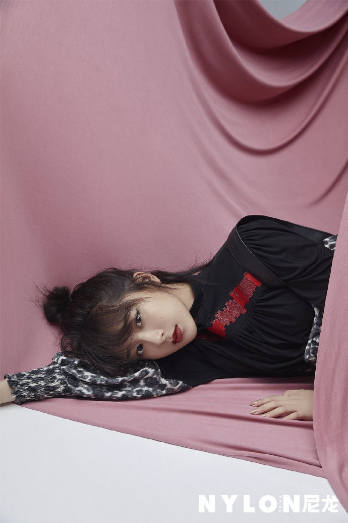 Bị chê quê mùa, Dương Tử đáp trả bằng bộ ảnh đậm phong cách "Ngự tỷ" hút hồn - Ảnh 4. Bị chê quê mùa, Dương Tử đáp trả bằng bộ ảnh đậm phong cách "Ngự tỷ" hút hồn - Ảnh 4.