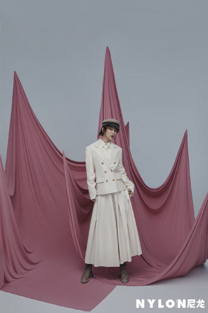 Bị chê quê mùa, Dương Tử đáp trả bằng bộ ảnh đậm phong cách "Ngự tỷ" hút hồn - Ảnh 5. Bị chê quê mùa, Dương Tử đáp trả bằng bộ ảnh đậm phong cách "Ngự tỷ" hút hồn - Ảnh 5.