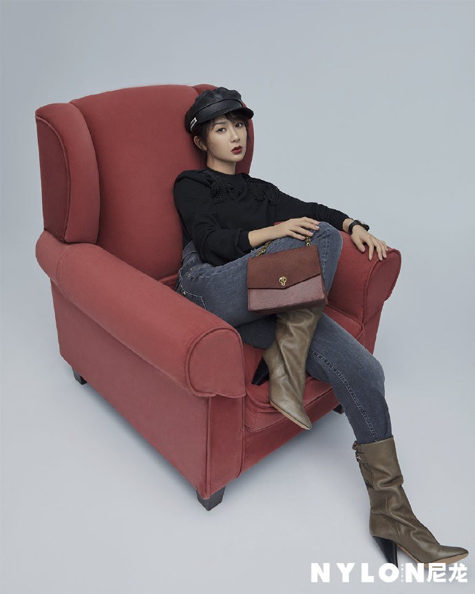 Bị chê quê mùa, Dương Tử đáp trả bằng bộ ảnh đậm phong cách "Ngự tỷ" hút hồn - Ảnh 6. Bị chê quê mùa, Dương Tử đáp trả bằng bộ ảnh đậm phong cách "Ngự tỷ" hút hồn - Ảnh 6.