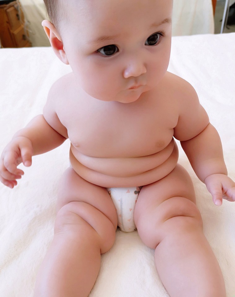 Mẹ trẻ khoe cô con gái cực dễ thương nhưng các mẹ bỉm lại say mê đếm số ngấn của bé - Ảnh 1. Mẹ trẻ khoe cô con gái cực dễ thương nhưng các mẹ bỉm lại say mê đếm số ngấn của bé - Ảnh 1.