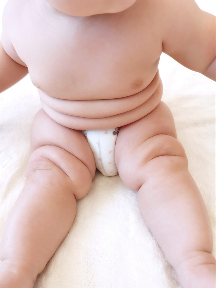 Mẹ trẻ khoe cô con gái cực dễ thương nhưng các mẹ bỉm lại say mê đếm số ngấn của bé - Ảnh 2. Mẹ trẻ khoe cô con gái cực dễ thương nhưng các mẹ bỉm lại say mê đếm số ngấn của bé - Ảnh 2.