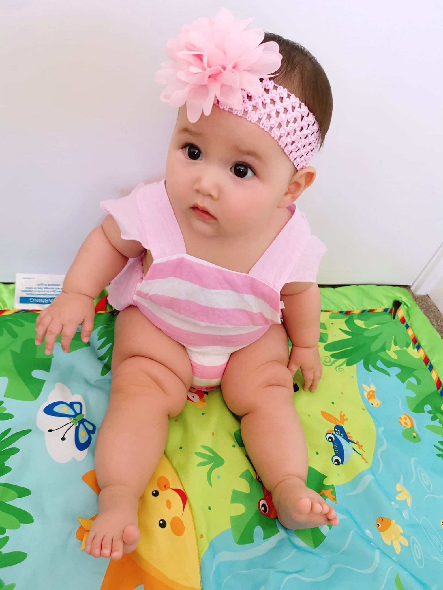 Mẹ trẻ khoe cô con gái cực dễ thương nhưng các mẹ bỉm lại say mê đếm số ngấn của bé - Ảnh 9. Mẹ trẻ khoe cô con gái cực dễ thương nhưng các mẹ bỉm lại say mê đếm số ngấn của bé - Ảnh 9.