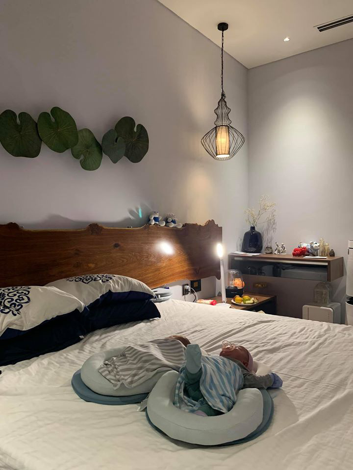 Đêm giao thừa của bà mẹ bỉm sữa U50 Văn Thùy Dương: Chẳng được đi chơi như mọi năm, nhưng tràn trề hạnh phúc bên cặp song sinh - Ảnh 1. Đêm giao thừa của bà mẹ bỉm sữa U50 Văn Thùy Dương: Chẳng được đi chơi như mọi năm, nhưng tràn trề hạnh phúc bên cặp song sinh - Ảnh 1.