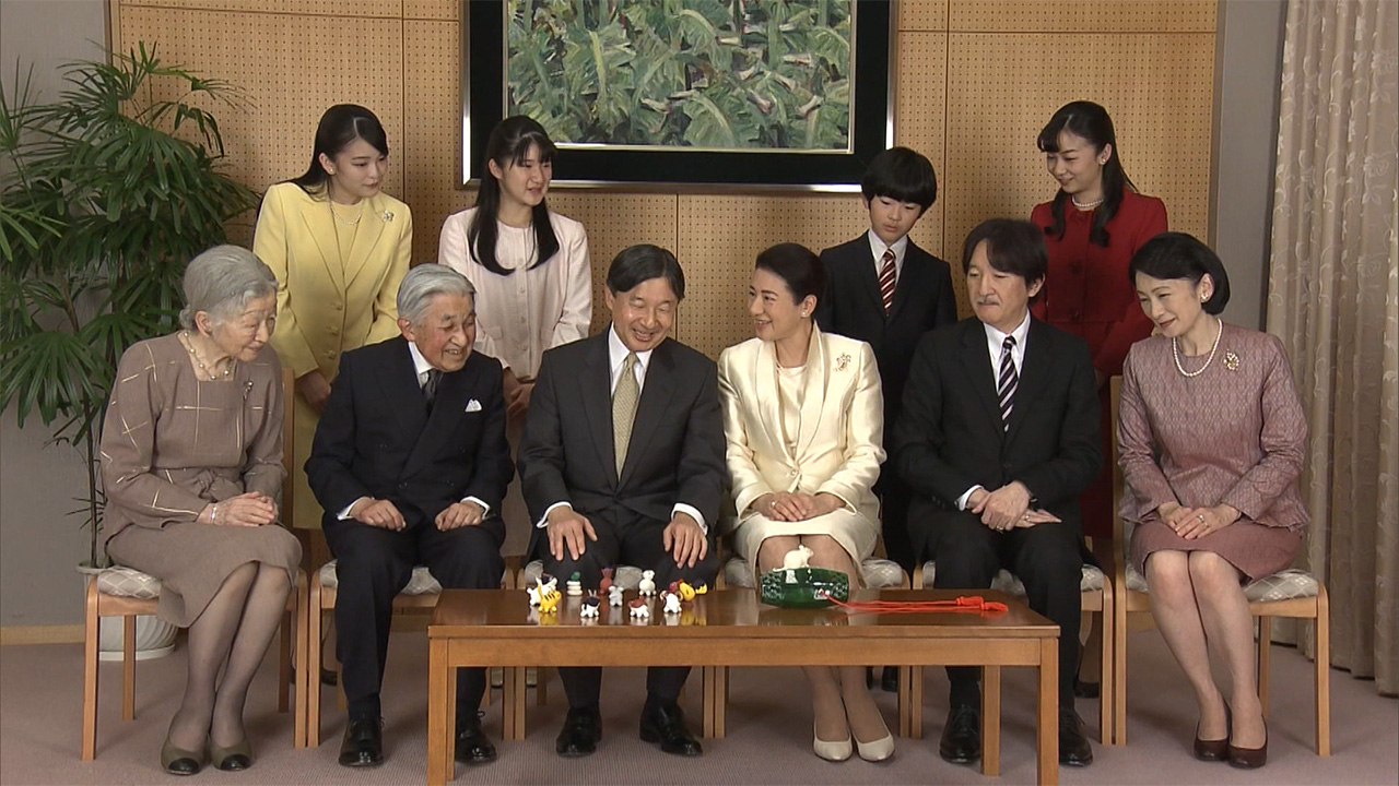 Hoàng gia Nhật công bố ảnh chụp đại gia đình chào mừng năm mới 2020, gây chú ít nhất là màn đọ sắc của 3 nàng công chúa - Ảnh 3. Hoàng gia Nhật công bố ảnh chụp đại gia đình chào mừng năm mới 2020, gây chú ít nhất là màn đọ sắc của 3 nàng công chúa - Ảnh 3.