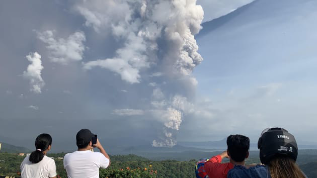 Núi lửa Taal ở Philippines phun cột tro bụi cao 15 km, nguy cơ động đất và sóng thần cận kề - Ảnh 3. Núi lửa Taal ở Philippines phun cột tro bụi cao 15 km, nguy cơ động đất và sóng thần cận kề - Ảnh 3.