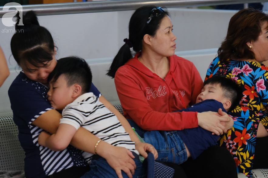 Sân bay Tân Sơn Nhất đông nghẹt: Trẻ em ngủ gục, người lớn cầm sẵn hoa chờ đón Việt kiều về nước ăn Tết - Ảnh 6.