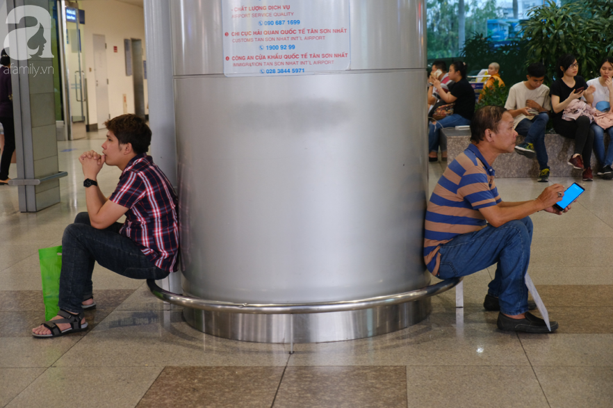 Sân bay Tân Sơn Nhất đông nghẹt: Trẻ em ngủ gục, người lớn cầm sẵn hoa chờ đón Việt kiều về nước ăn Tết - Ảnh 11.