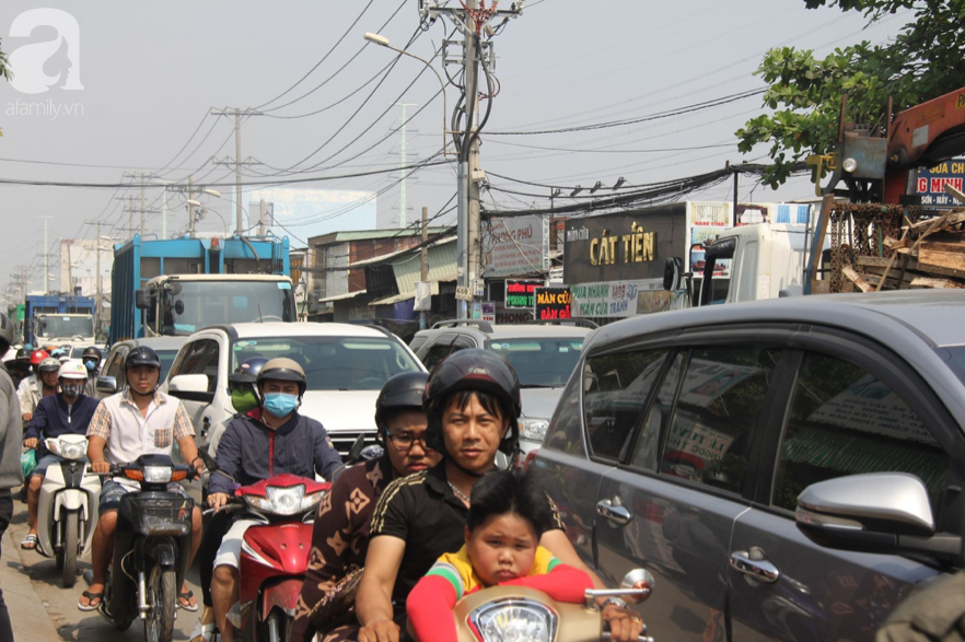 Hàng ngàn cha mẹ đội nắng chở con nhỏ về quê ăn Tết, các cửa ngõ Sài Gòn ùn ứ - Ảnh 10.