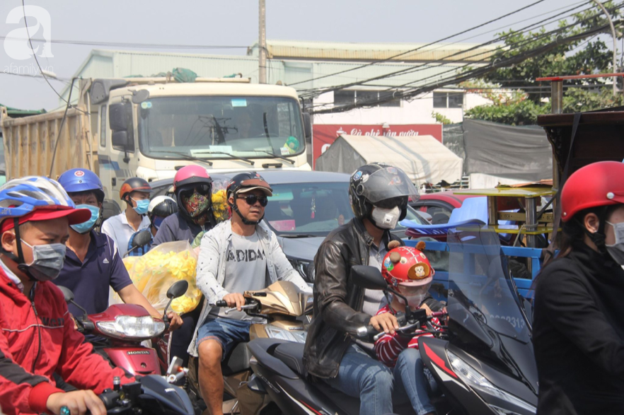 Hàng ngàn cha mẹ đội nắng chở con nhỏ về quê ăn Tết, các cửa ngõ Sài Gòn ùn ứ - Ảnh 13.