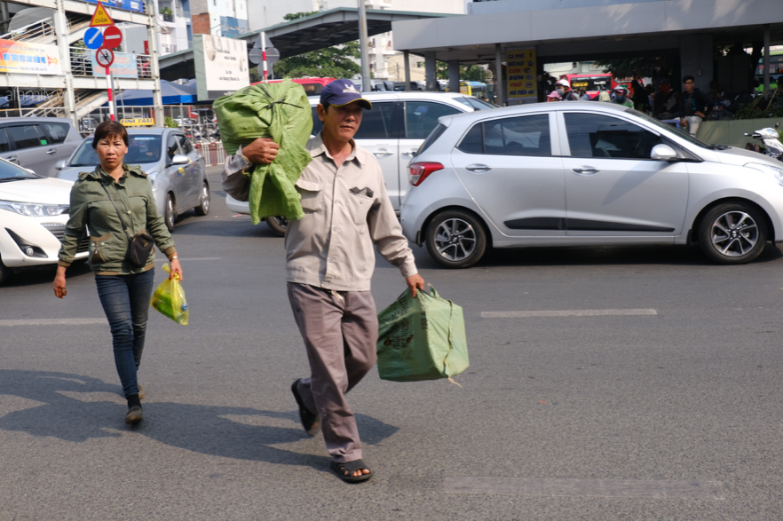 Hàng ngàn cha mẹ đội nắng chở con nhỏ về quê ăn Tết, các cửa ngõ Sài Gòn ùn ứ - Ảnh 15.