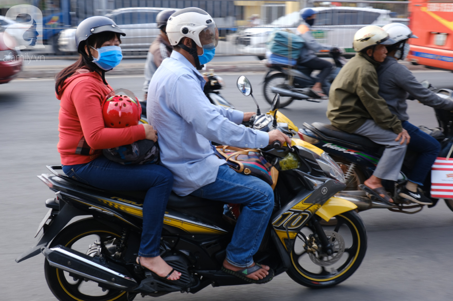 Hàng ngàn cha mẹ đội nắng chở con nhỏ về quê ăn Tết, các cửa ngõ Sài Gòn ùn ứ - Ảnh 7.