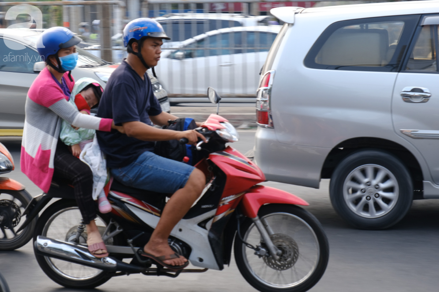 Hàng ngàn cha mẹ đội nắng chở con nhỏ về quê ăn Tết, các cửa ngõ Sài Gòn ùn ứ - Ảnh 8.