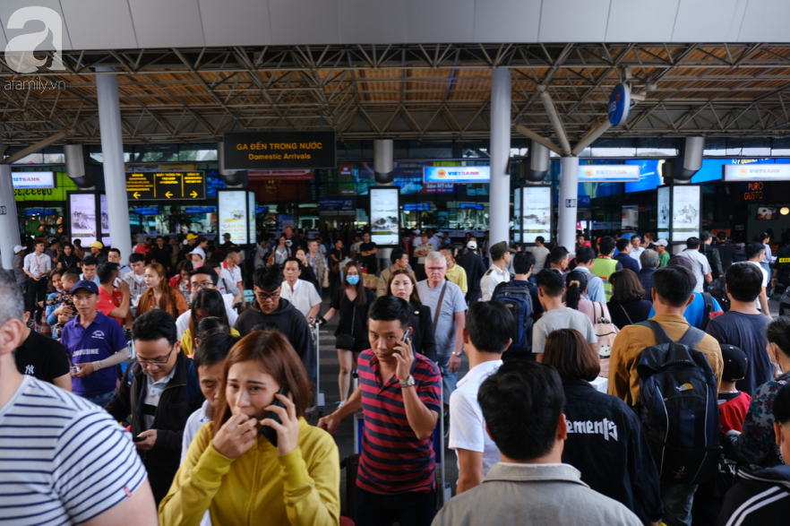 Sân bay Tân Sơn Nhất đông khủng khiếp, trẻ con vật vờ, sốt li bì theo cha mẹ về quê - Ảnh 2.