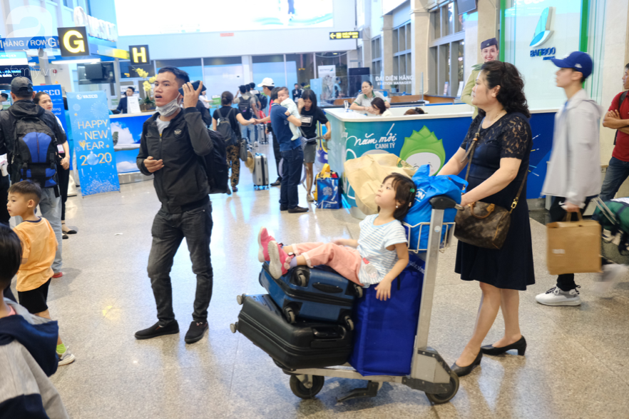 Sân bay Tân Sơn Nhất đông khủng khiếp, trẻ con vật vờ, sốt li bì theo cha mẹ về quê - Ảnh 4.