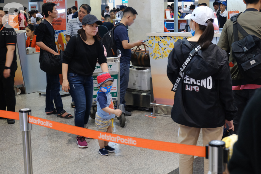 Sân bay Tân Sơn Nhất đông khủng khiếp, trẻ con vật vờ, sốt li bì theo cha mẹ về quê - Ảnh 5.