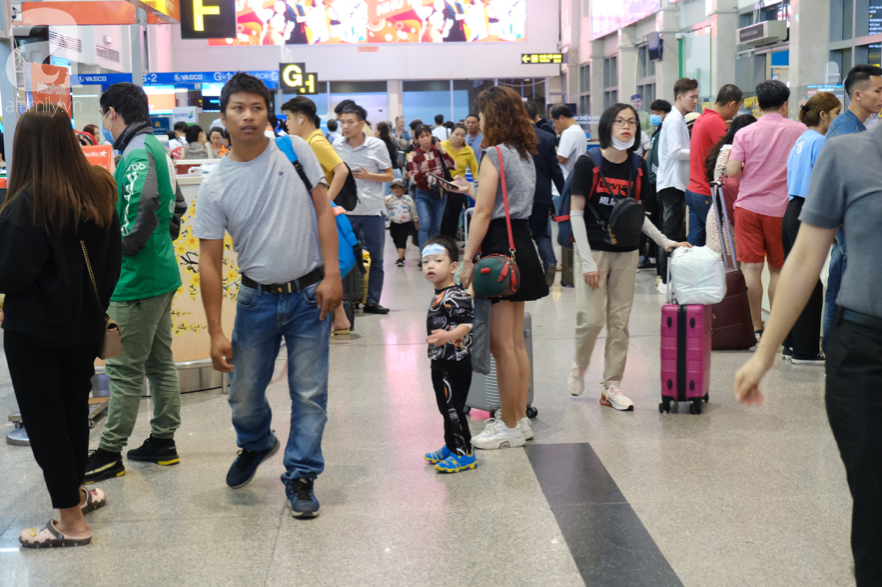 Sân bay Tân Sơn Nhất đông khủng khiếp, trẻ con vật vờ, sốt li bì theo cha mẹ về quê - Ảnh 6.