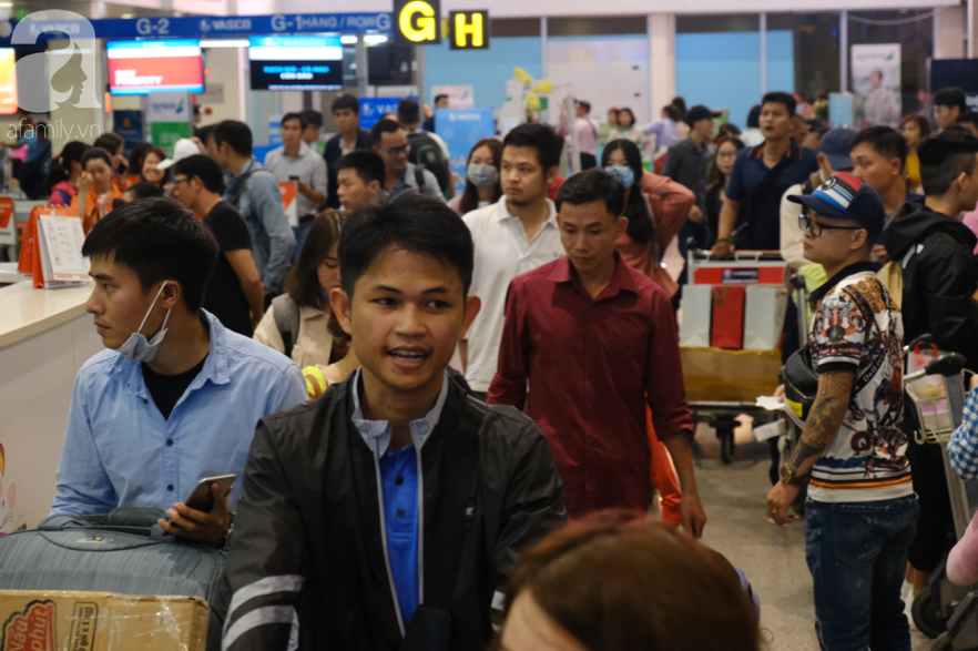 Sân bay Tân Sơn Nhất đông khủng khiếp, trẻ con vật vờ, sốt li bì theo cha mẹ về quê - Ảnh 11.