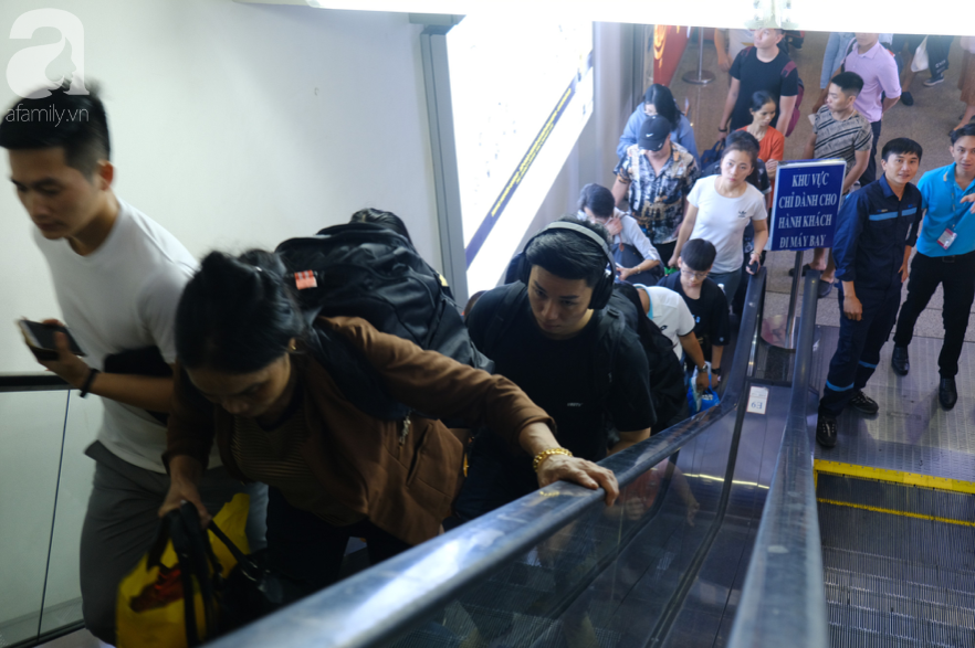Sân bay Tân Sơn Nhất đông khủng khiếp, trẻ con vật vờ, sốt li bì theo cha mẹ về quê - Ảnh 12.