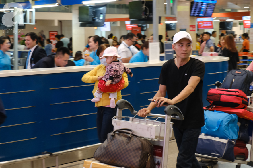 Sân bay Tân Sơn Nhất đông khủng khiếp, trẻ con vật vờ, sốt li bì theo cha mẹ về quê - Ảnh 13.