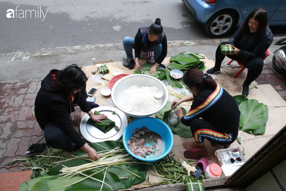 Có những người Hà Nội dù bận bịu đến mấy vẫn luôn phải tự tay gói bánh chưng cho 3 ngày Tết xum vầy - Ảnh 3.