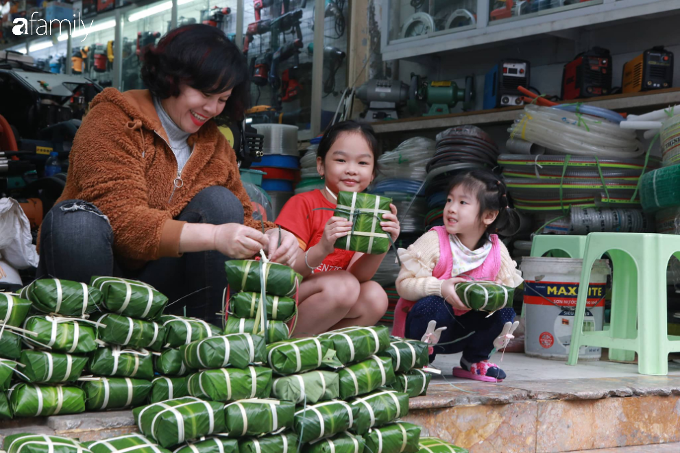 Có những người Hà Nội dù bận bịu đến mấy vẫn luôn phải tự tay gói bánh chưng cho 3 ngày Tết xum vầy - Ảnh 4.