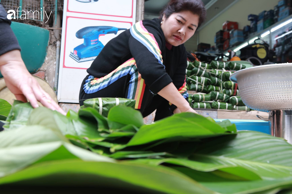 Có những người Hà Nội dù bận bịu đến mấy vẫn luôn phải tự tay gói bánh chưng cho 3 ngày Tết xum vầy - Ảnh 6.