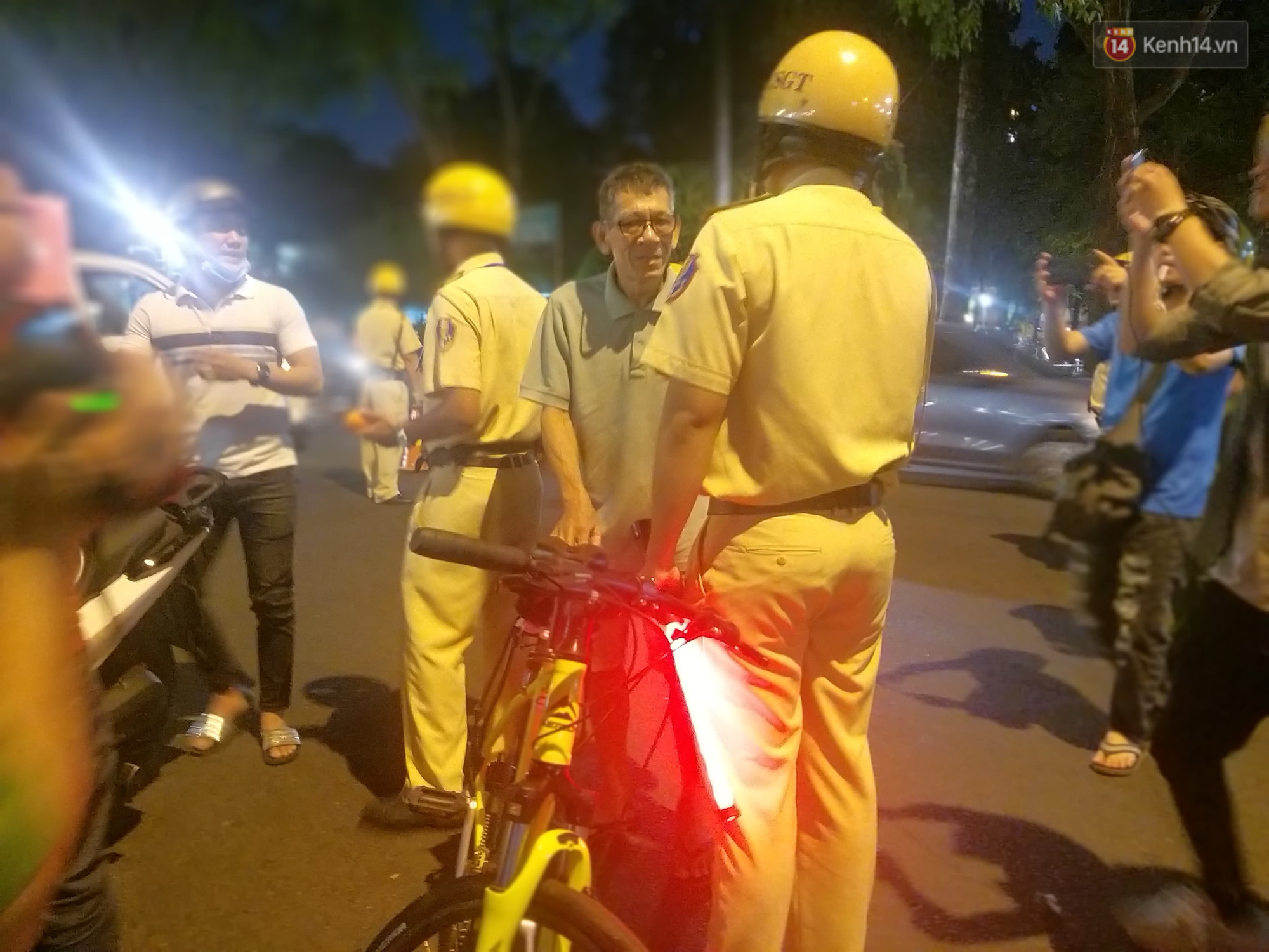 Người đi xe đạp bối rối v&igrave; bị kiểm tra nồng độ cồn, người đi xe m&aacute;y uống 2 lon bia bị phạt 4,5 triệu: Xe t&ocirc;i mua 5 triệu, chắc bỏ lu&ocirc;n - Ảnh 3.