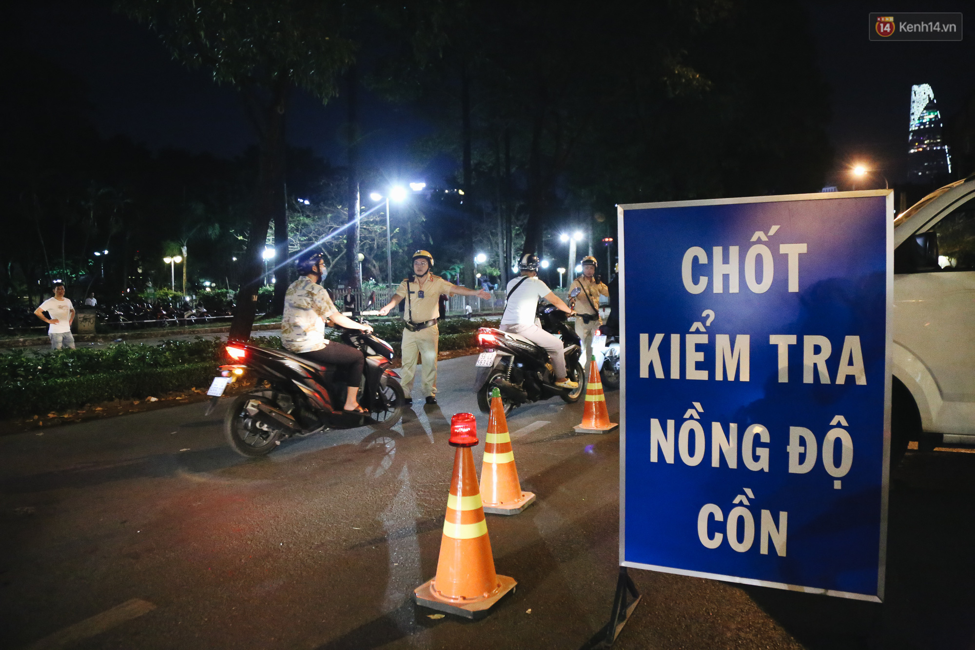Người đi xe đạp bối rối v&igrave; bị kiểm tra nồng độ cồn, người đi xe m&aacute;y uống 2 lon bia bị phạt 4,5 triệu: Xe t&ocirc;i mua 5 triệu, chắc bỏ lu&ocirc;n - Ảnh 1.