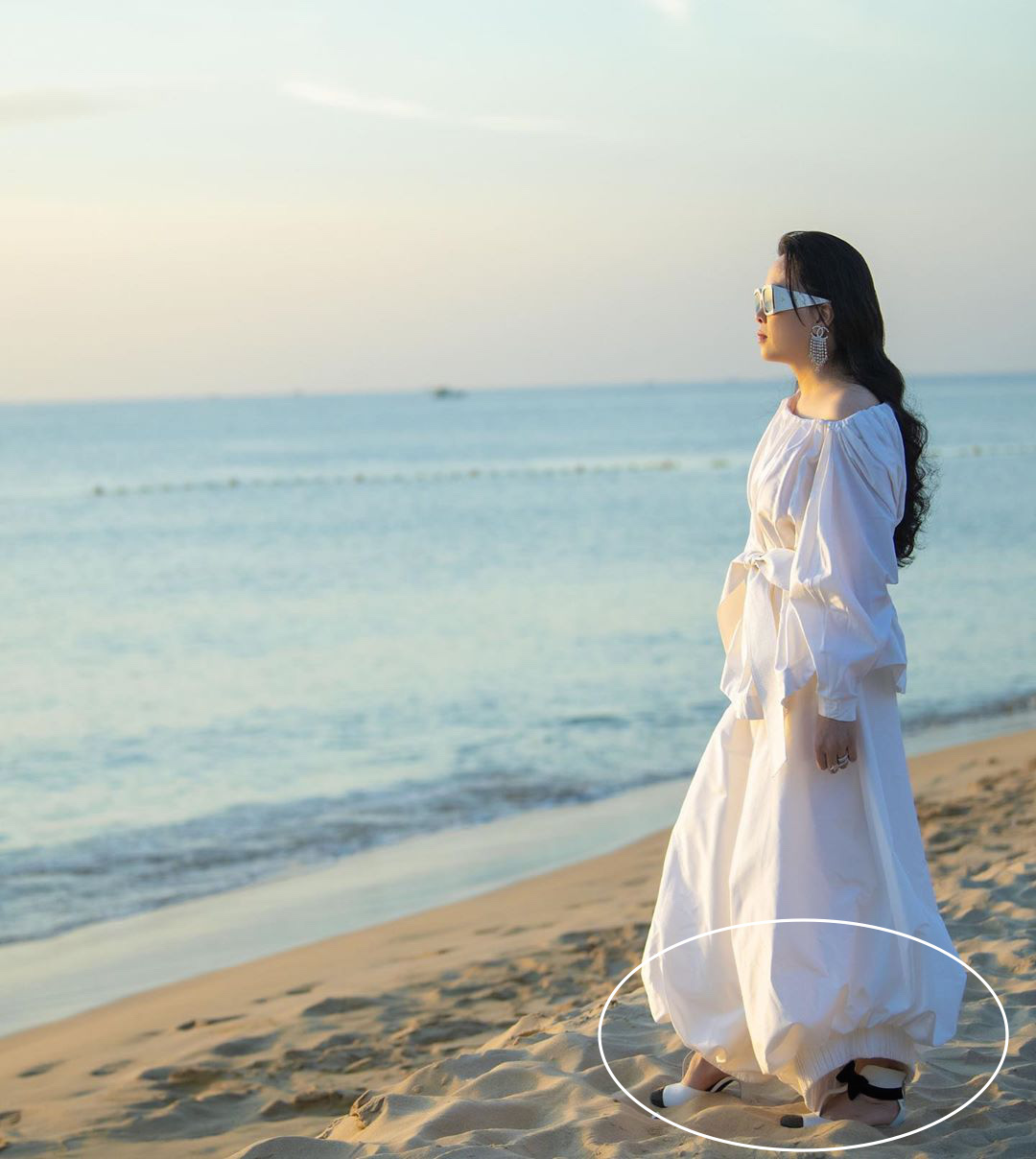 Chắc chưa c&oacute; kinh nghiệm dự đ&aacute;m cưới ngo&agrave;i bờ biển, Phượng Chanel diện đồ trắng sương sương m&agrave; đi đ&ocirc;i cao g&oacute;t n&agrave;y th&igrave; l&uacute;n hết cả ch&acirc;n rồi - Ảnh 3.