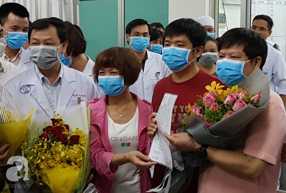 Người cha Trung Quốc nhiễm virus corona (Covid-19) vừa xuất viện tại BV Chợ Rẫy, cúi đầu cảm ơn bác sĩ Việt Nam - Ảnh 4.