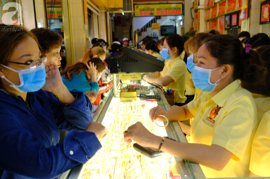 Ngại virus corona, người mua vàng ngày vía Thần tài ở Sài Gòn giảm mạnh, ai cũng bịt chặt khẩu trang - Ảnh 6.
