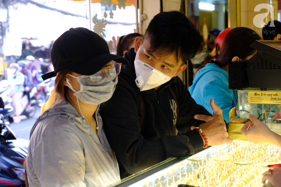 Ngại virus corona, người mua vàng ngày vía Thần tài ở Sài Gòn giảm mạnh, ai cũng bịt chặt khẩu trang - Ảnh 4.