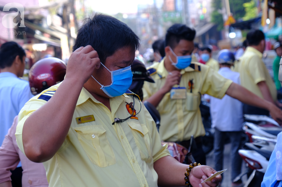 Ngại virus corona, người mua vàng ngày vía Thần tài ở Sài Gòn giảm mạnh, ai cũng bịt chặt khẩu trang - Ảnh 9.