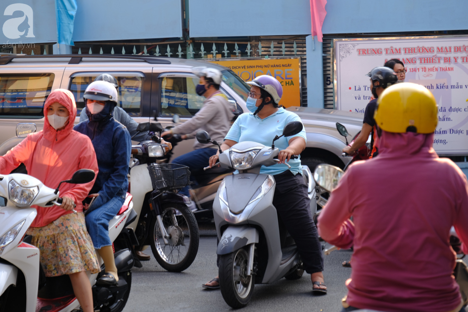 TP.HCM: Sợ nhiễm virus corona, hàng trăm người dân xếp hàng rồng rắn mua khẩu trang nhưng thất vọng vì hết sạch - Ảnh 2.